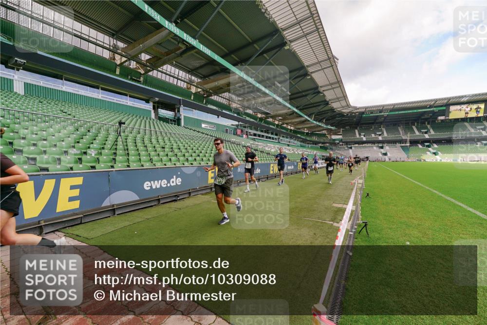 13.09.2026 - 21. swb-Marathon Bremen Michael Burmester http://msf.ph/oto/10309088 13.09.2026 13:05:17 Laufen im Stadion 178, 209, 217, 244, 323, 394, 534, 536, 565, 647, 784, 891, 900, 1073, 1239, 1243, 1274, 1307, 1308, 1343, 1373, 1380, 1456, 1479, 1533, 1581, 1627, 1653, 1656, 1687, 1780, 1914, 1932, 1941, 2023, 2076, 2089, 2126, 2241, 2244, 2265, 2301, 2310, 2369, 2393, 2430, 2452, 2464, 2602, 2723, 2742, 2764, 2851, 2867, 2872, 2891, 2910, 2919, 2957, 2959, 2985, 3028, 3030, 3055, 3217, 3278, 3320, 3343, 3419, 3425, 3444, 3454, 3485, 3521, 3796, 3909, 242 meine-sportfotos.de