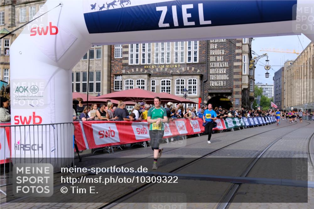 13.09.2026 - 21. swb-Marathon Bremen Tim E. http://msf.ph/oto/10309322 13.09.2026 10:52:33 Ziel 10588, 11371, 11487, 11610, 12319, 13578 meine-sportfotos.de