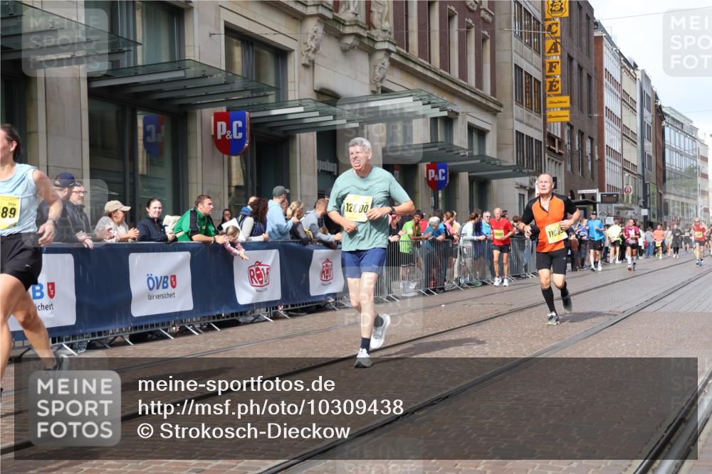 13.09.2026 - 21. swb-Marathon Bremen Strokosch-Dieckow http://msf.ph/oto/10309438 13.09.2026 10:54:41 Ziel 10555, 10646, 10901, 11001, 11569, 11620, 11860, 11889, 11908, 11976, 12313, 12800, 13592, 10067, 10146, 10410, 10503, 10589, 10608, 10631, 10704, 10765, 10837, 10884, 11039, 11040, 11174, 11389, 11569, 11593, 11874, 12038, 12265, 12328, 12467, 12519, 13526 meine-sportfotos.de