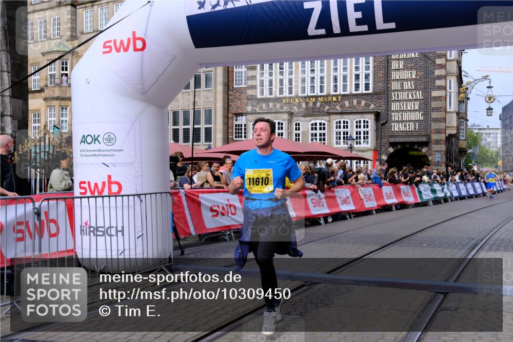 13.09.2026 - 21. swb-Marathon Bremen Tim E. http://msf.ph/oto/10309450 13.09.2026 10:52:35 Ziel 11371, 11610, 11669, 12319, 13578 meine-sportfotos.de