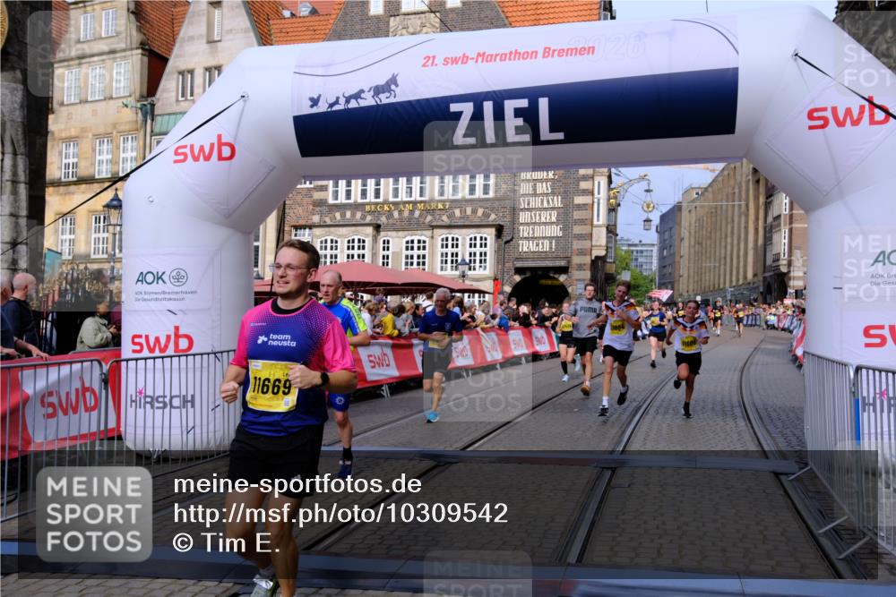 13.09.2026 - 21. swb-Marathon Bremen Tim E. http://msf.ph/oto/10309542 13.09.2026 10:52:44 Ziel 10761, 10812, 10958, 11350, 11604, 11605, 11610, 11669, 12319, 12361, 12439, 12533 meine-sportfotos.de