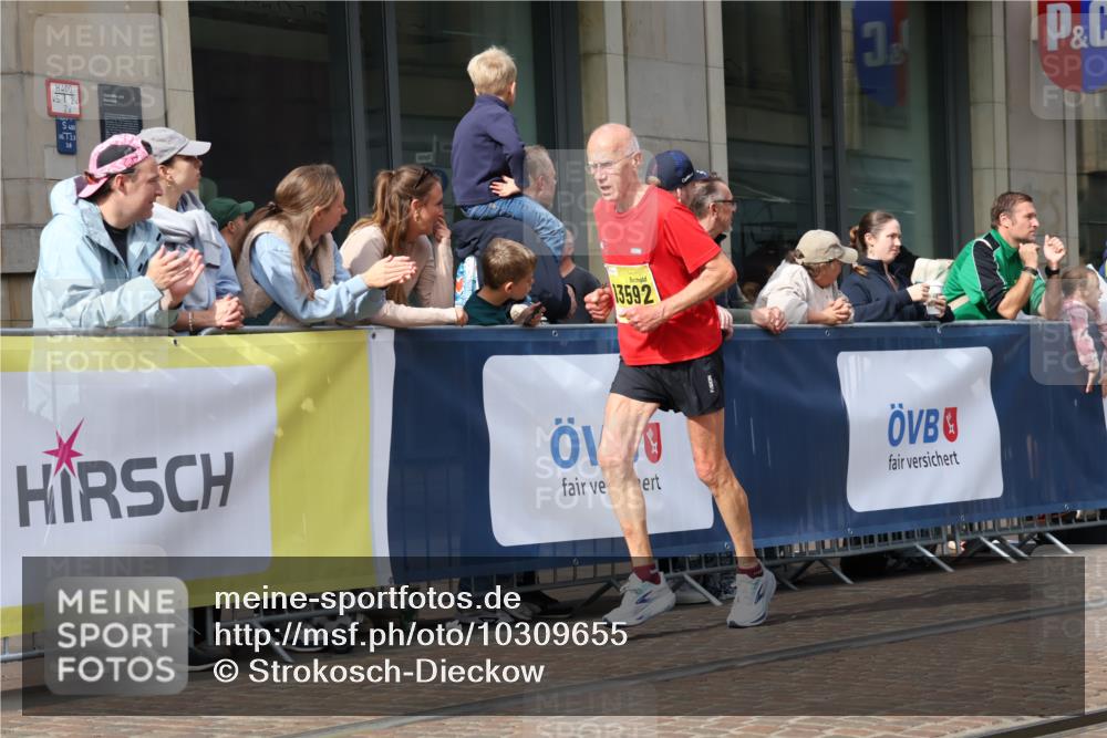 13.09.2026 - 21. swb-Marathon Bremen Strokosch-Dieckow http://msf.ph/oto/10309655 13.09.2026 10:54:47 Ziel 10555, 10646, 10901, 11001, 11014, 11466, 11620, 11631, 11860, 11889, 11908, 11910, 11976, 12201, 12313, 12549, 13592, 10067, 10146, 10410, 10589, 10608, 10704, 10765, 11039, 11040, 11174, 11389, 11569, 11593, 11874, 12038, 12265, 12328, 12467, 12519, 12800, 13526 meine-sportfotos.de