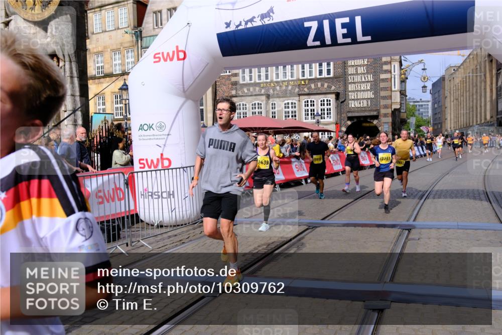 13.09.2026 - 21. swb-Marathon Bremen Tim E. http://msf.ph/oto/10309762 13.09.2026 10:52:47 Ziel 10761, 10812, 10906, 10958, 11109, 11350, 11604, 11605, 11610, 11669, 12361, 12439, 12533 meine-sportfotos.de