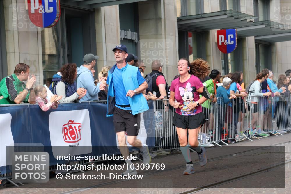 13.09.2026 - 21. swb-Marathon Bremen Strokosch-Dieckow http://msf.ph/oto/10309769 13.09.2026 10:54:49 Ziel 10555, 10646, 10901, 11001, 11014, 11466, 11620, 11631, 11860, 11889, 11908, 11910, 11976, 12201, 12313, 12549, 13592, 10067, 10146, 10410, 10589, 10608, 10704, 10765, 11039, 11040, 11174, 11389, 11569, 11593, 11874, 12038, 12467, 12519, 12800, 13526, 13592 meine-sportfotos.de