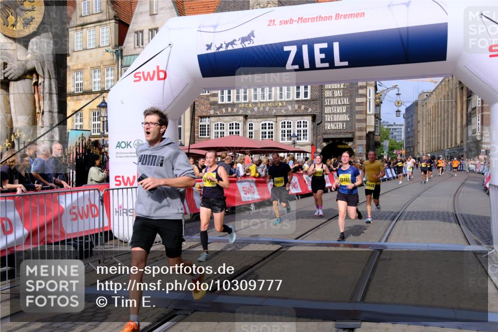 13.09.2026 - 21. swb-Marathon Bremen Tim E. http://msf.ph/oto/10309777 13.09.2026 10:52:48 Ziel 10761, 10812, 10906, 10958, 11109, 11350, 11604, 11605, 11669, 12361, 12439, 12533 meine-sportfotos.de