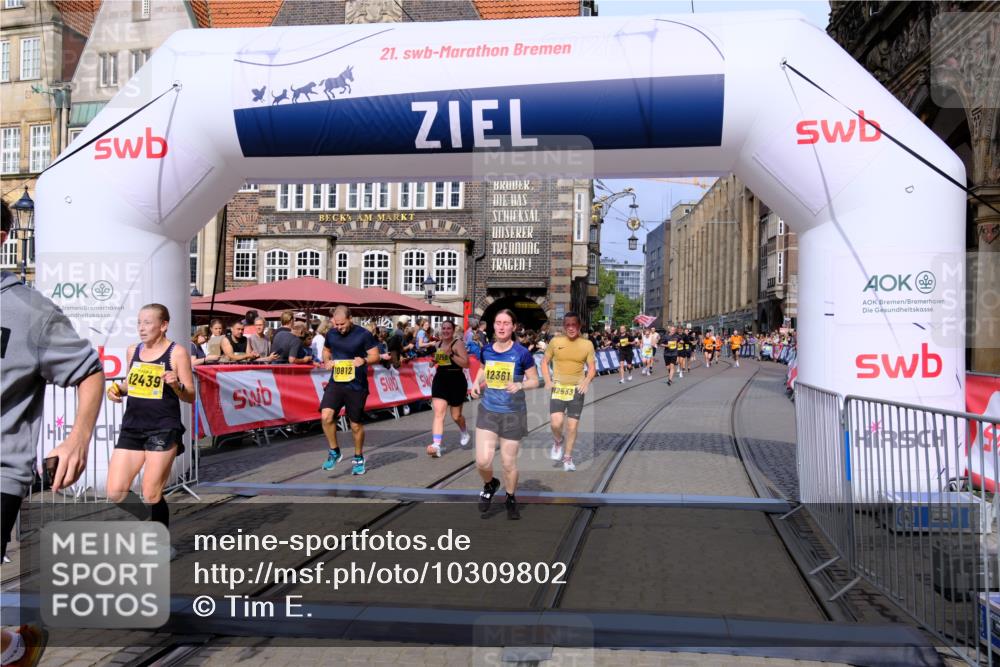 13.09.2026 - 21. swb-Marathon Bremen Tim E. http://msf.ph/oto/10309802 13.09.2026 10:52:48 Ziel 10761, 10812, 10906, 10958, 11109, 11350, 11604, 11605, 11669, 12361, 12439, 12533 meine-sportfotos.de