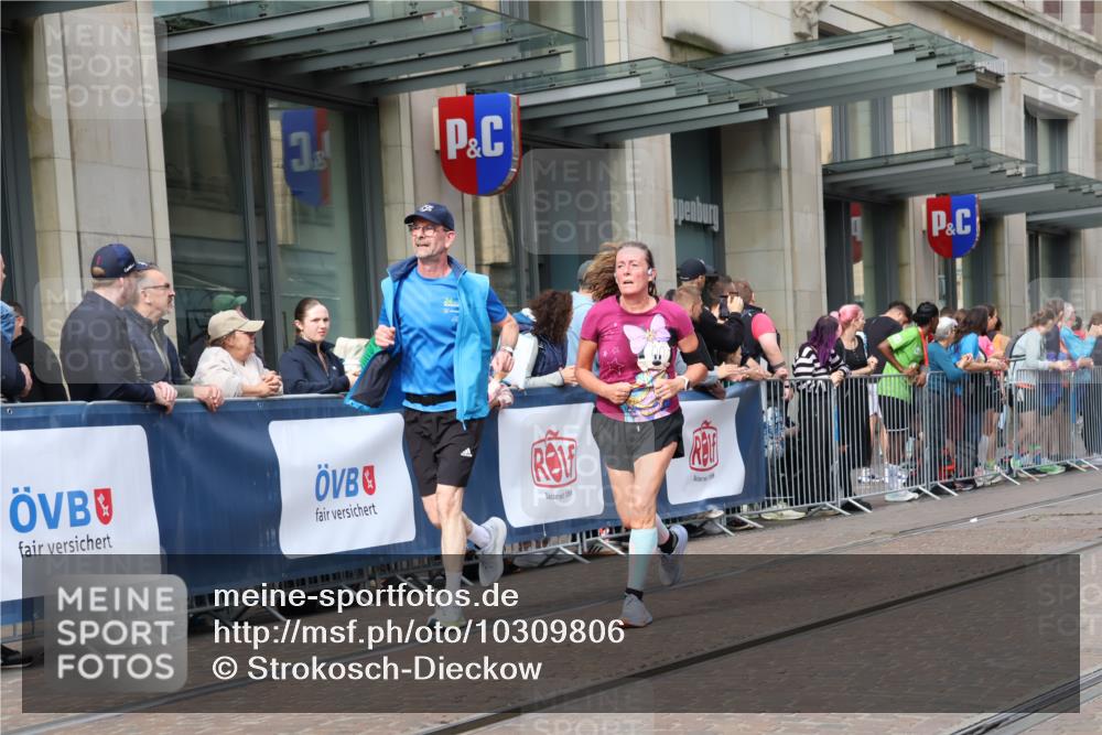 13.09.2026 - 21. swb-Marathon Bremen Strokosch-Dieckow http://msf.ph/oto/10309806 13.09.2026 10:54:50 Ziel 10555, 10646, 10901, 11001, 11014, 11466, 11620, 11631, 11860, 11889, 11908, 11910, 11976, 12201, 12313, 12549, 10146, 10410, 10589, 10608, 10704, 10765, 10901, 11039, 11040, 11174, 11389, 11569, 11874, 12038, 12467, 12519, 12800, 13526, 13592 meine-sportfotos.de