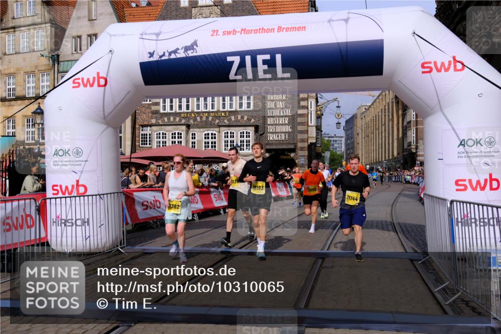 13.09.2026 - 21. swb-Marathon Bremen Tim E. http://msf.ph/oto/10310065 13.09.2026 10:52:57 Ziel 10193, 10339, 10652, 10734, 10812, 10827, 10906, 10958, 11002, 11109, 11144, 11350, 11362, 11597, 11604, 11605, 12338, 12361, 12399, 12439, 12533 meine-sportfotos.de