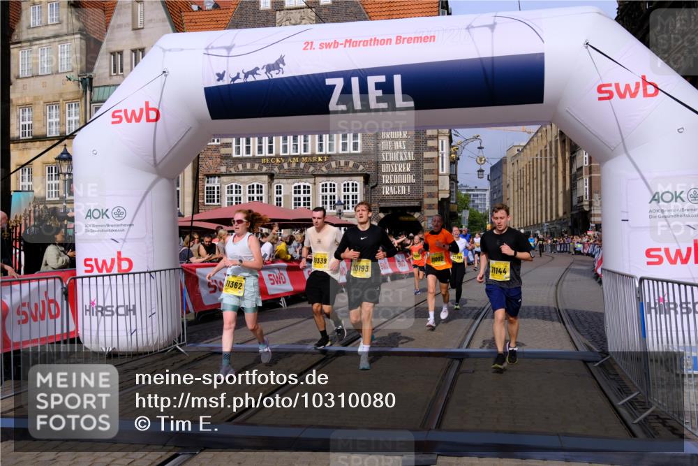 13.09.2026 - 21. swb-Marathon Bremen Tim E. http://msf.ph/oto/10310080 13.09.2026 10:52:57 Ziel 10193, 10339, 10652, 10734, 10812, 10827, 10906, 10958, 11002, 11109, 11144, 11350, 11362, 11597, 11604, 11605, 12338, 12361, 12399, 12439, 12533 meine-sportfotos.de