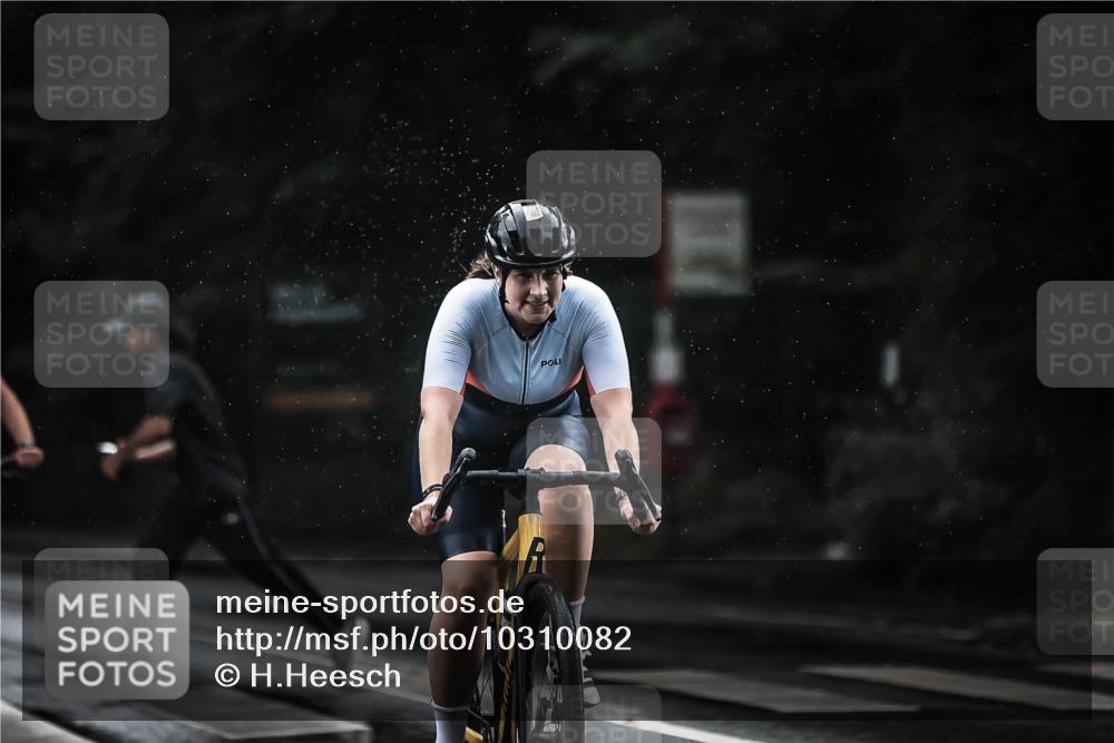 13.09.2026 - Stadtparktriathlon H.Heesch http://msf.ph/oto/10310082 13.09.2026 11:43:13 Radfahren 756, 828, 908, 916, 918, 924 meine-sportfotos.de