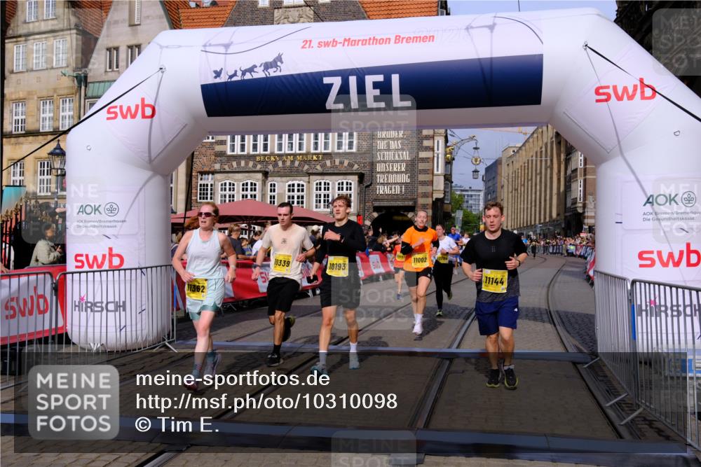 13.09.2026 - 21. swb-Marathon Bremen Tim E. http://msf.ph/oto/10310098 13.09.2026 10:52:58 Ziel 10193, 10339, 10652, 10734, 10812, 10827, 10906, 11002, 11109, 11144, 11350, 11362, 11597, 12338, 12361, 12399, 12439, 12533 meine-sportfotos.de