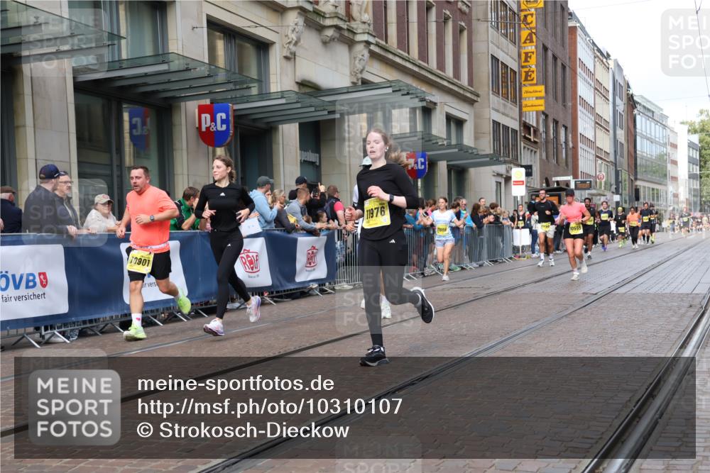 13.09.2026 - 21. swb-Marathon Bremen Strokosch-Dieckow http://msf.ph/oto/10310107 13.09.2026 10:54:56 Ziel 10555, 10725, 11001, 11014, 11466, 11631, 11908, 11910, 12201, 12218, 12258, 12549, 10589, 10608, 10646, 10704, 10901, 11040, 11174, 11569, 11620, 11860, 11874, 11889, 11976, 12313, 12519, 12800, 13526, 13592 meine-sportfotos.de