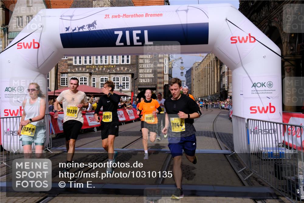 13.09.2026 - 21. swb-Marathon Bremen Tim E. http://msf.ph/oto/10310135 13.09.2026 10:52:58 Ziel 10193, 10339, 10652, 10734, 10812, 10827, 10906, 11002, 11109, 11144, 11350, 11362, 11597, 12338, 12361, 12399, 12439, 12533 meine-sportfotos.de