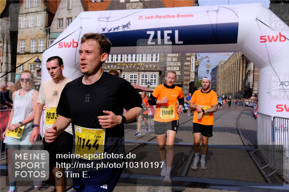 13.09.2026 - 21. swb-Marathon Bremen Tim E. http://msf.ph/oto/10310197 13.09.2026 10:52:59 Ziel 10193, 10339, 10652, 10734, 10812, 10827, 10906, 11002, 11038, 11109, 11144, 11350, 11362, 11597, 12338, 12361, 12399, 12439, 12533 meine-sportfotos.de