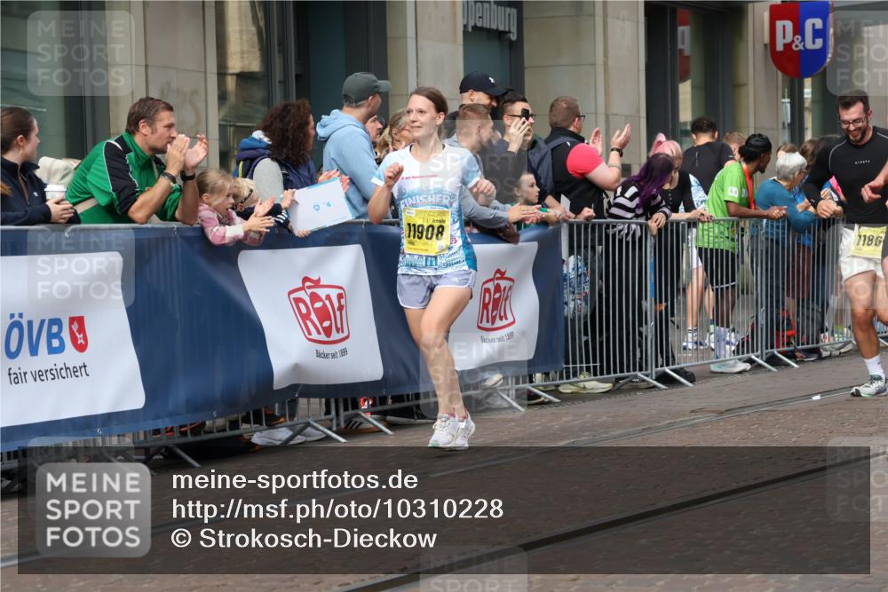 13.09.2026 - 21. swb-Marathon Bremen Strokosch-Dieckow http://msf.ph/oto/10310228 13.09.2026 10:54:58 Ziel 10555, 10725, 11001, 11014, 11466, 11631, 11908, 11910, 12201, 12218, 12258, 12549, 10589, 10608, 10646, 10704, 10901, 11040, 11174, 11569, 11620, 11860, 11874, 11889, 11976, 12313, 12519, 12800, 13526, 13592 meine-sportfotos.de