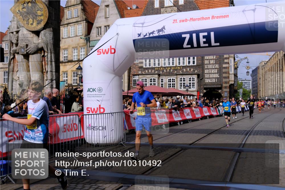 13.09.2026 - 21. swb-Marathon Bremen Tim E. http://msf.ph/oto/10310492 13.09.2026 10:53:05 Ziel 10193, 10304, 10339, 10652, 10734, 10827, 10906, 11002, 11038, 11109, 11144, 11362, 11386, 11597, 12019, 12338, 12399 meine-sportfotos.de