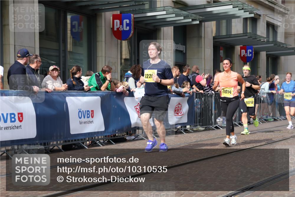 13.09.2026 - 21. swb-Marathon Bremen Strokosch-Dieckow http://msf.ph/oto/10310535 13.09.2026 10:55:06 Ziel 10203, 10256, 10297, 10725, 10788, 10881, 11014, 11414, 11466, 11557, 11631, 11748, 11862, 11910, 11941, 11975, 11977, 12030, 12150, 12201, 12218, 12258, 12348, 12549, 10555, 10646, 10901, 11001, 11569, 11620, 11860, 11889, 11908, 11976, 12313, 12800, 13592 meine-sportfotos.de