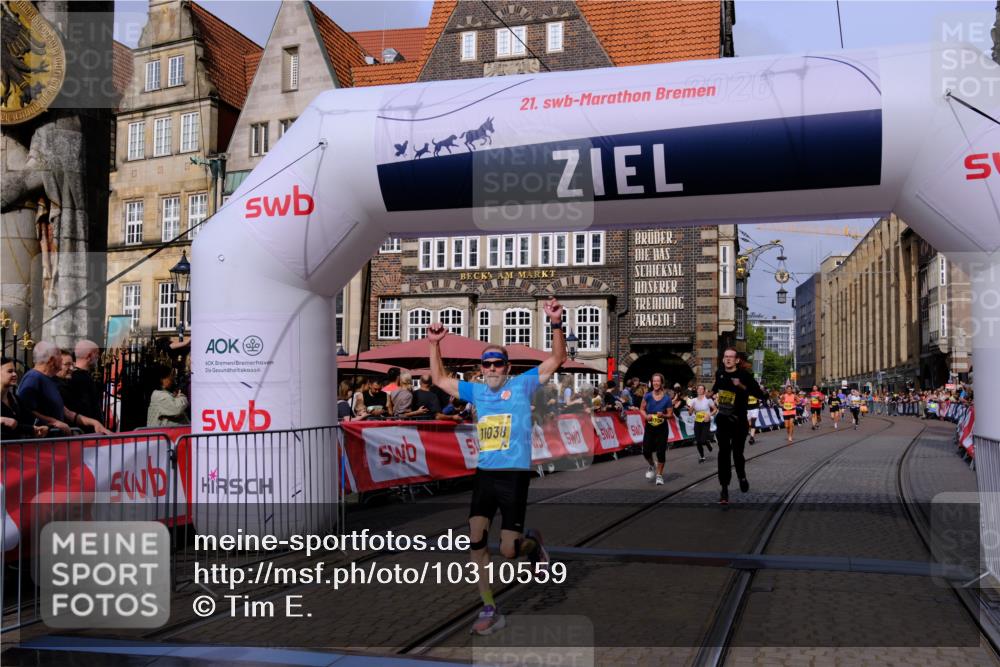 13.09.2026 - 21. swb-Marathon Bremen Tim E. http://msf.ph/oto/10310559 13.09.2026 10:53:08 Ziel 10193, 10304, 10339, 10652, 10734, 10827, 10863, 11002, 11038, 11144, 11238, 11362, 11386, 11597, 11766, 12019, 12338, 12399 meine-sportfotos.de