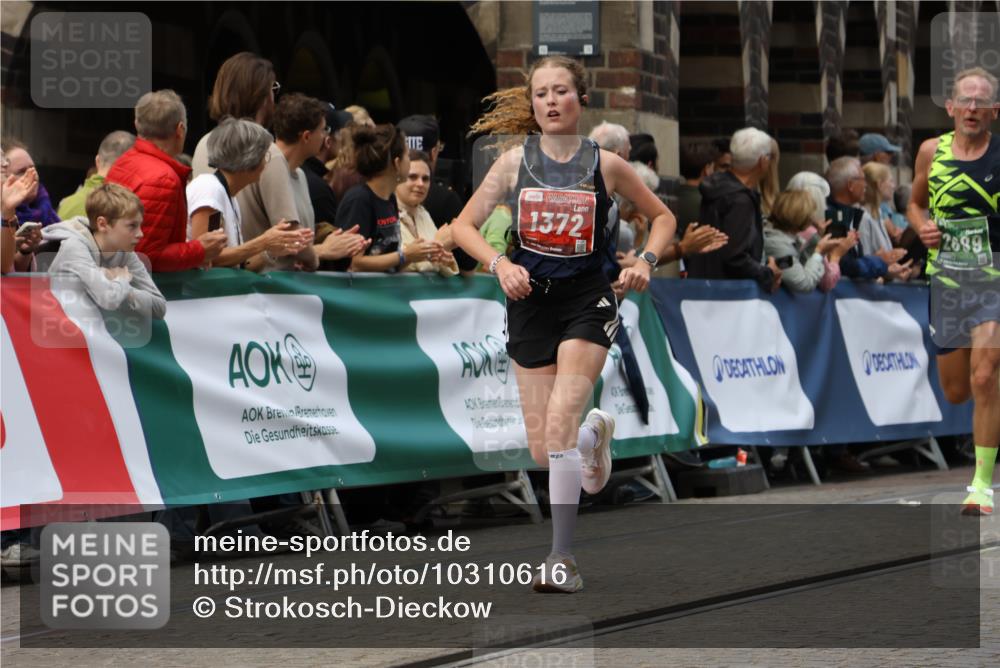 13.09.2026 - 21. swb-Marathon Bremen Strokosch-Dieckow http://msf.ph/oto/10310616 13.09.2026 13:03:49 Ziel 1090, 1372, 1950, 3092, 5024, 5719, 7715, 895, 2094, 2889, 3500, 4236, 9061, 9129, 9544, 9642 meine-sportfotos.de