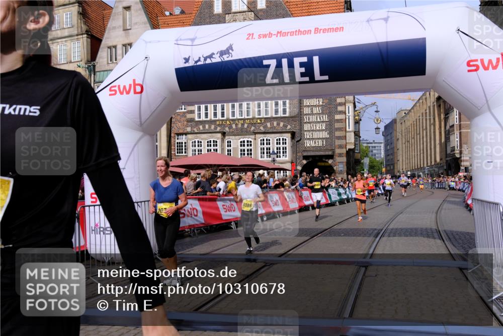 13.09.2026 - 21. swb-Marathon Bremen Tim E. http://msf.ph/oto/10310678 13.09.2026 10:53:11 Ziel 10304, 10714, 10734, 10827, 10863, 11038, 11238, 11386, 11575, 11597, 11766, 12019, 12338, 12369, 12399 meine-sportfotos.de