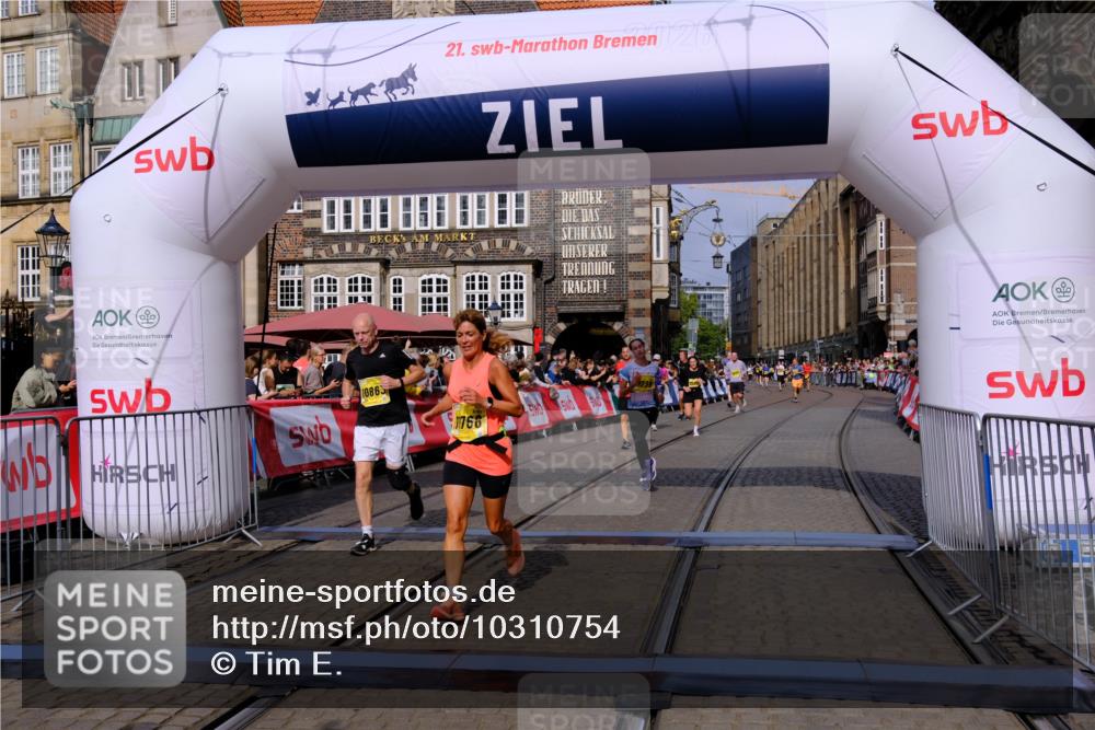 13.09.2026 - 21. swb-Marathon Bremen Tim E. http://msf.ph/oto/10310754 13.09.2026 10:53:14 Ziel 10284, 10304, 10714, 10734, 10827, 10863, 11038, 11238, 11282, 11386, 11575, 11766, 12019, 12369 meine-sportfotos.de