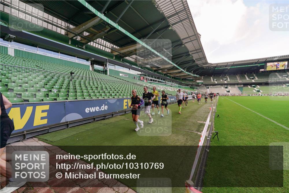 13.09.2026 - 21. swb-Marathon Bremen Michael Burmester http://msf.ph/oto/10310769 13.09.2026 13:08:27 Laufen im Stadion 132, 156, 489, 549, 551, 607, 625, 682, 716, 800, 808, 809, 813, 834, 846, 884, 911, 922, 1025, 1072, 1124, 1150, 1173, 1189, 1210, 1285, 1289, 1322, 1364, 1387, 1395, 1398, 1532, 1559, 1600, 1688, 1831, 1841, 1854, 1880, 1899, 1926, 1938, 2003, 2041, 2070, 2208, 2215, 2219, 2229, 2243, 2283, 2318, 2366, 2380, 2405, 2413, 2429, 2441, 2467, 2492, 2565, 2611, 2635, 2692, 2721, 2727, 2731, 2755, 2782, 2802, 2823, 2831, 2841, 2866, 2897, 2911, 2930, 2941, 2949, 2960, 3327 meine-sportfotos.de