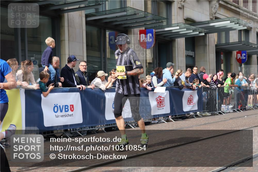 13.09.2026 - 21. swb-Marathon Bremen Strokosch-Dieckow http://msf.ph/oto/10310854 13.09.2026 10:55:11 Ziel 10203, 10256, 10297, 10379, 10423, 10529, 10725, 10788, 10809, 10881, 11377, 11414, 11466, 11557, 11748, 11862, 11910, 11941, 11975, 11977, 12030, 12125, 12150, 12188, 12218, 12258, 12348, 10555, 10646, 10901, 11001, 11014, 11620, 11631, 11860, 11889, 11908, 11910, 11976, 12201, 12313, 12549, 13592 meine-sportfotos.de
