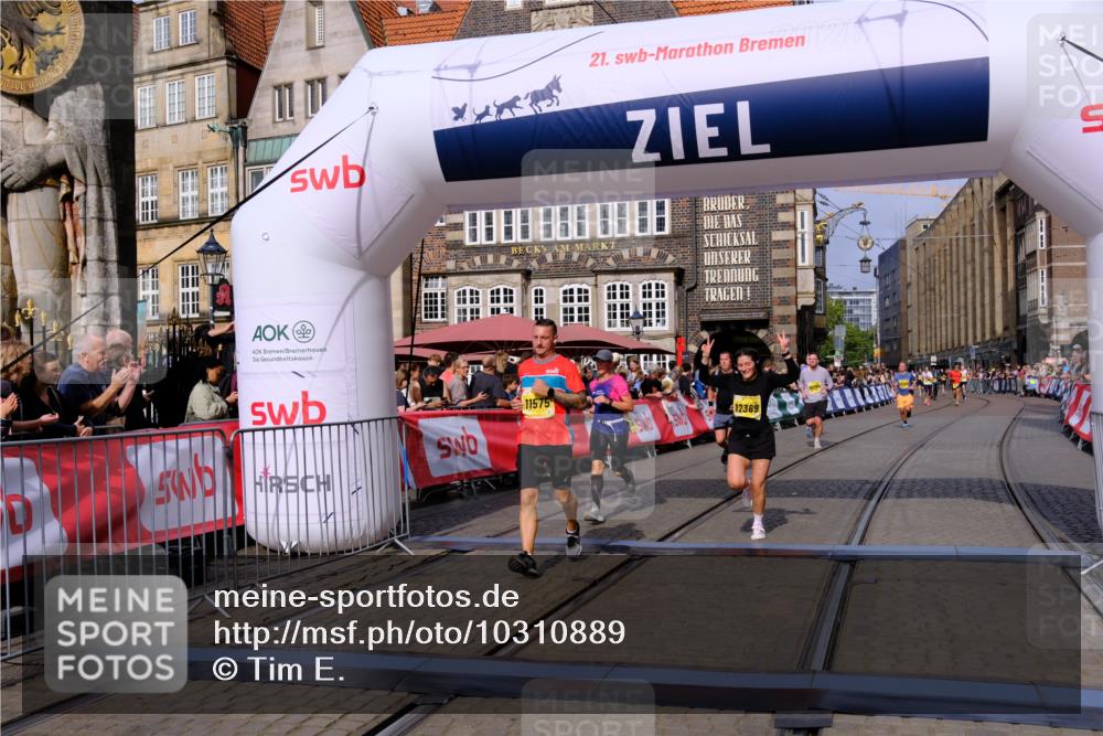 13.09.2026 - 21. swb-Marathon Bremen Tim E. http://msf.ph/oto/10310889 13.09.2026 10:53:18 Ziel 10284, 10304, 10714, 10863, 11038, 11238, 11282, 11386, 11575, 11766, 12019, 12369, 12398 meine-sportfotos.de