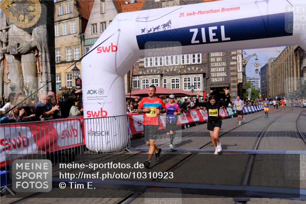 13.09.2026 - 21. swb-Marathon Bremen Tim E. http://msf.ph/oto/10310923 13.09.2026 10:53:18 Ziel 10284, 10304, 10714, 10863, 11038, 11238, 11282, 11386, 11575, 11766, 12019, 12369, 12398 meine-sportfotos.de