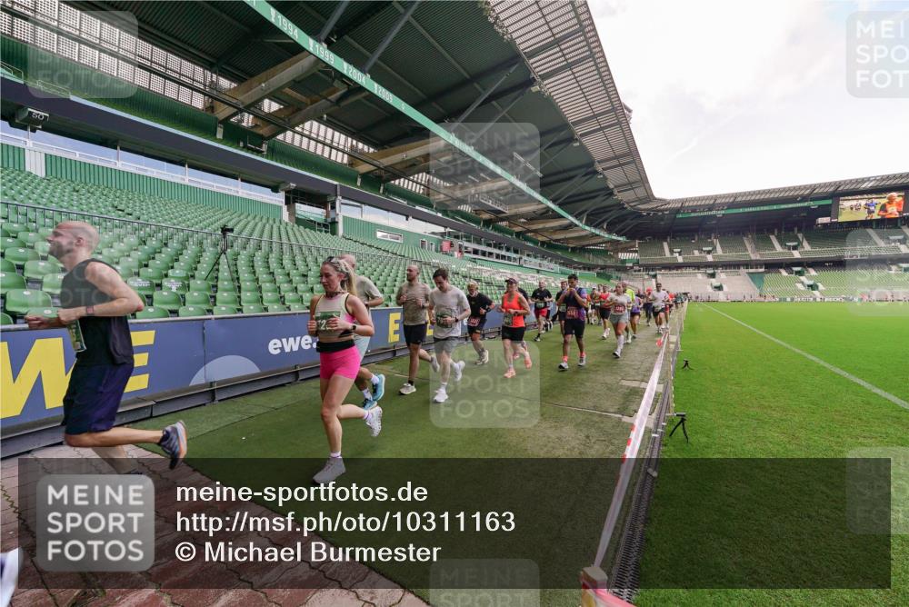 13.09.2026 - 21. swb-Marathon Bremen Michael Burmester http://msf.ph/oto/10311163 13.09.2026 13:09:07 Laufen im Stadion 164, 383, 391, 448, 532, 549, 551, 563, 625, 800, 808, 813, 869, 884, 898, 911, 1025, 1072, 1124, 1150, 1210, 1285, 1289, 1395, 1398, 1559, 1688, 1831, 1880, 1899, 2003, 2041, 2208, 2215, 2229, 2232, 2243, 2366, 2380, 2413, 2429, 2441, 2467, 2471, 2525, 2573, 2594, 2611, 2635, 2692, 2717, 2727, 2782, 2802, 2823, 2831, 2841, 2866, 2897, 2930, 2931, 2941, 3032, 3291, 3316, 3327, 3333, 3398, 3437, 3707, 3769, 3857, 109 meine-sportfotos.de