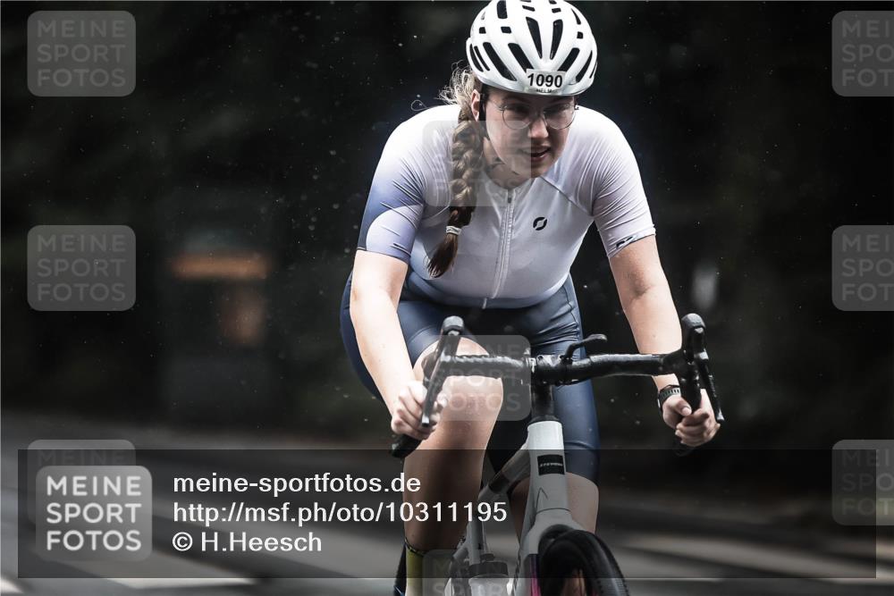 13.09.2026 - Stadtparktriathlon H.Heesch http://msf.ph/oto/10311195 13.09.2026 12:51:49 Radfahren 1090, 1132, 1173, 1181, 1256, 1290, 1293 meine-sportfotos.de