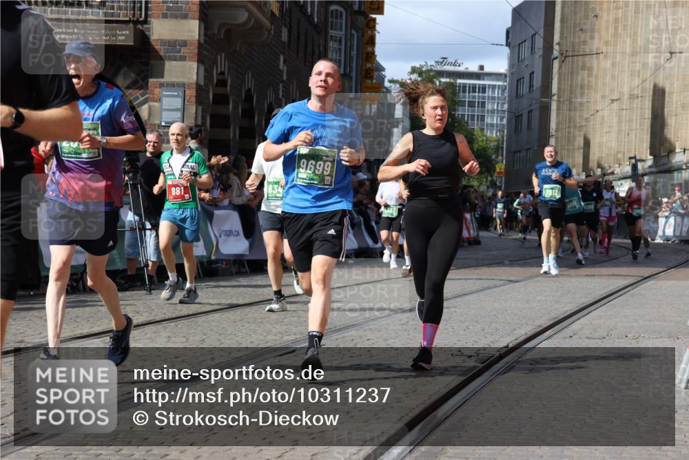 13.09.2026 - 21. swb-Marathon Bremen Strokosch-Dieckow http://msf.ph/oto/10311237 13.09.2026 13:30:40 Ziel 881, 1909, 1938, 2265, 2364, 2900, 3163, 3164, 4058, 4763, 5615, 7184, 7821, 7966, 8090, 8105, 8116, 8117, 8169, 8314, 8441, 8494, 8762, 8878, 9015, 9108, 9412, 9529, 244, 800, 834, 1533, 1771, 1841, 1926, 1941, 2985, 4251, 4920, 5600, 5681, 5802, 5822, 5900, 6343, 7012, 8616, 9290, 9507, 9653, 9767, 13090, 13215 meine-sportfotos.de