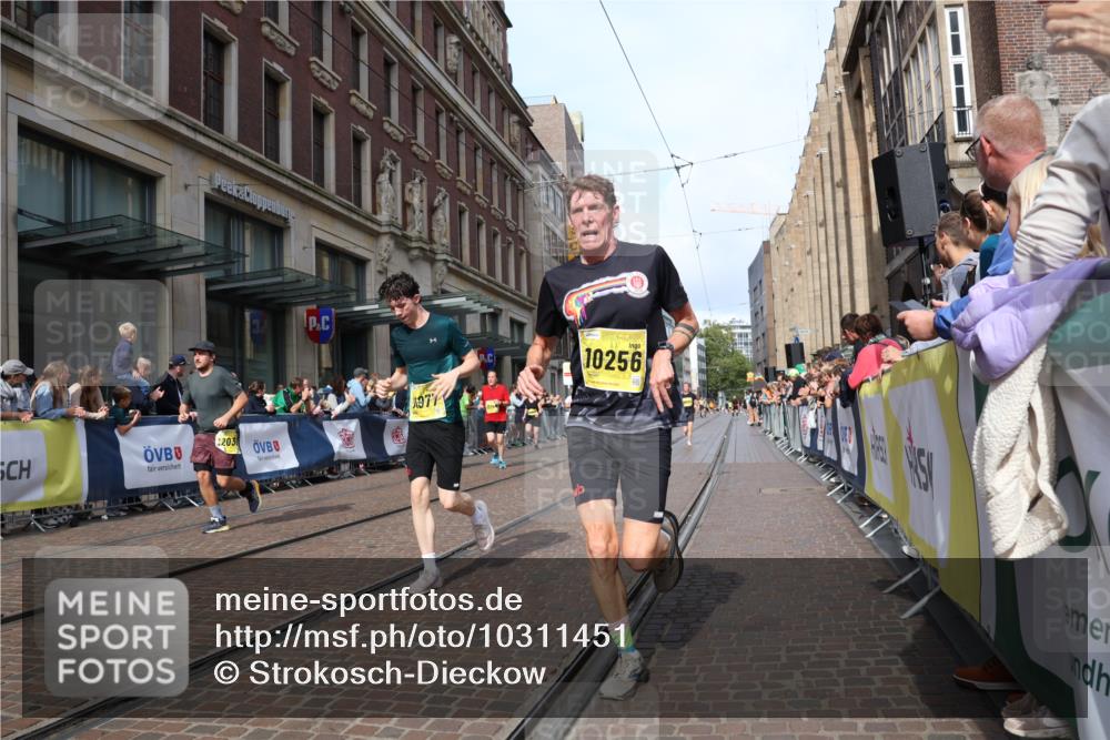 13.09.2026 - 21. swb-Marathon Bremen Strokosch-Dieckow http://msf.ph/oto/10311451 13.09.2026 10:55:25 Ziel 10203, 10243, 10297, 10374, 10379, 10423, 10529, 10550, 10703, 10788, 10809, 10881, 10952, 11377, 11414, 11510, 11557, 11748, 11862, 11941, 11975, 12030, 12108, 12125, 12143, 12150, 12188, 12348, 10256, 10555, 10725, 11001, 11014, 11414, 11466, 11631, 11908, 11910, 11941, 11977, 12201, 12218, 12258, 12549 meine-sportfotos.de