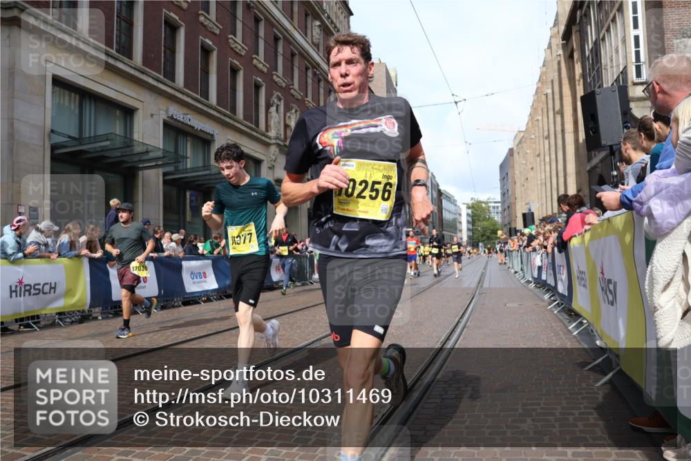 13.09.2026 - 21. swb-Marathon Bremen Strokosch-Dieckow http://msf.ph/oto/10311469 13.09.2026 10:55:26 Ziel 10203, 10243, 10297, 10374, 10379, 10423, 10529, 10550, 10703, 10788, 10809, 10881, 10952, 11377, 11510, 11557, 11748, 11862, 11975, 12030, 12108, 12125, 12143, 12150, 12188, 12348, 10256, 10555, 10725, 11001, 11014, 11414, 11466, 11631, 11910, 11941, 11977, 12201, 12218, 12258, 12549 meine-sportfotos.de