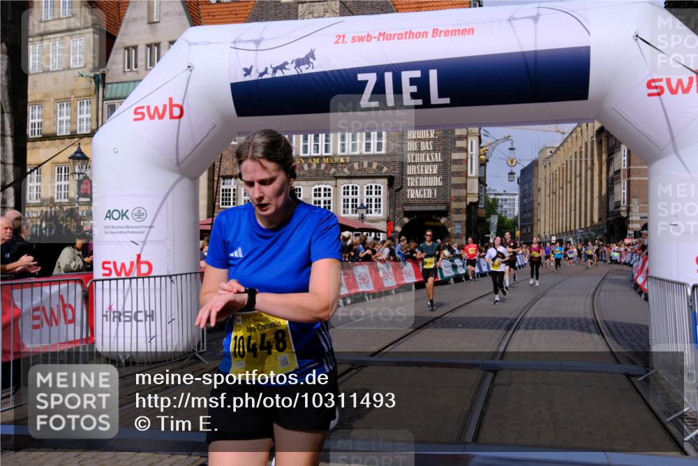 13.09.2026 - 21. swb-Marathon Bremen Tim E. http://msf.ph/oto/10311493 13.09.2026 10:53:35 Ziel 10448, 10585, 10757, 10780, 10821, 11012, 11168, 11379, 12040, 12170, 12275, 12398, 12461 meine-sportfotos.de