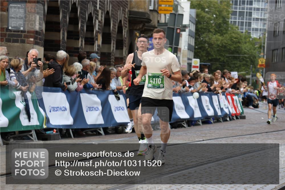 13.09.2026 - 21. swb-Marathon Bremen Strokosch-Dieckow http://msf.ph/oto/10311520 13.09.2026 13:04:11 Ziel 895, 1587, 2889, 3500, 4236, 5143, 6973, 8096, 9061, 9129, 9642, 650, 3284, 3424, 4110, 4239, 7871, 9813 meine-sportfotos.de