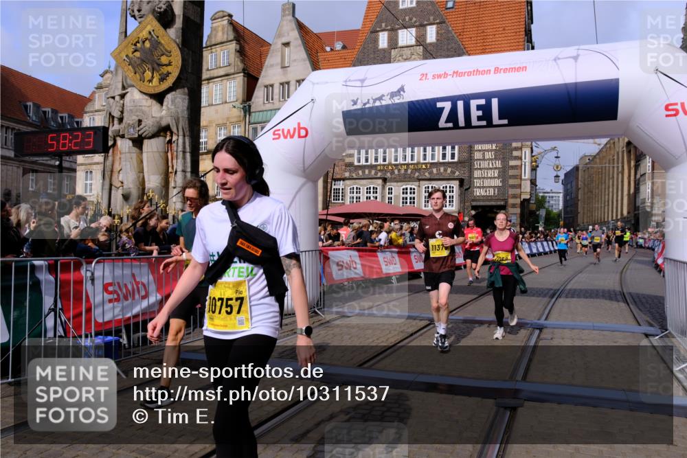 13.09.2026 - 21. swb-Marathon Bremen Tim E. http://msf.ph/oto/10311537 13.09.2026 10:53:40 Ziel 10448, 10585, 10757, 10780, 10821, 10886, 11012, 11168, 11379, 11590, 12040, 12056, 12170, 12275, 12308, 12461 meine-sportfotos.de