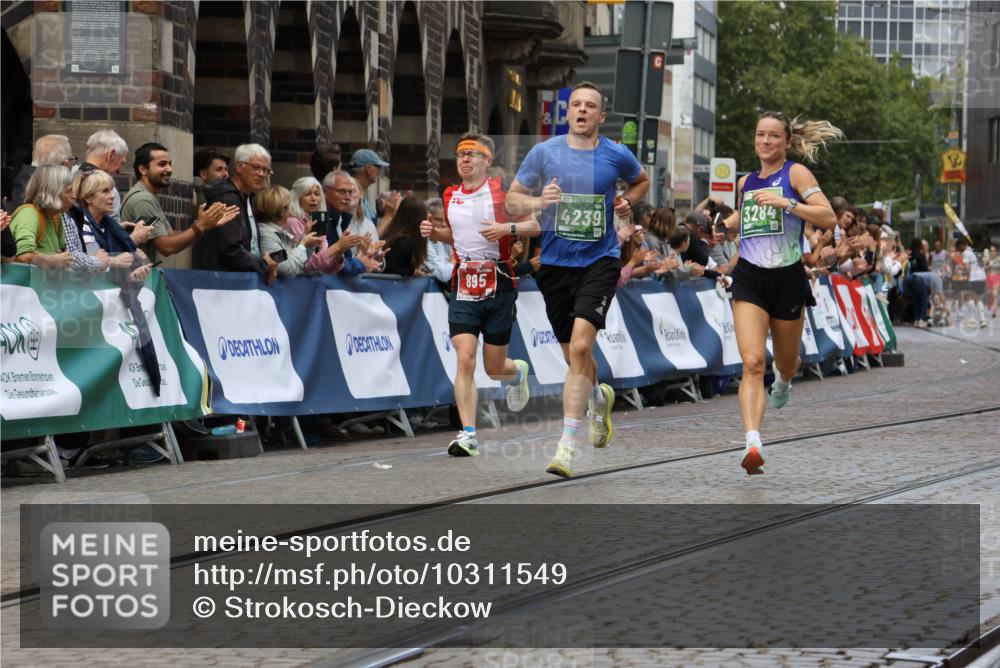 13.09.2026 - 21. swb-Marathon Bremen Strokosch-Dieckow http://msf.ph/oto/10311549 13.09.2026 13:04:18 Ziel 895, 2094, 2889, 3500, 4236, 8096, 9061, 9129, 9544, 9642, 650, 744, 1223, 1224, 1860, 2207, 3284, 4239, 7871, 8936, 13034 meine-sportfotos.de