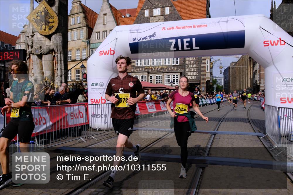 13.09.2026 - 21. swb-Marathon Bremen Tim E. http://msf.ph/oto/10311555 13.09.2026 10:53:41 Ziel 10448, 10479, 10585, 10626, 10757, 10780, 10821, 10886, 11168, 11379, 11590, 12040, 12056, 12275, 12308, 12461 meine-sportfotos.de
