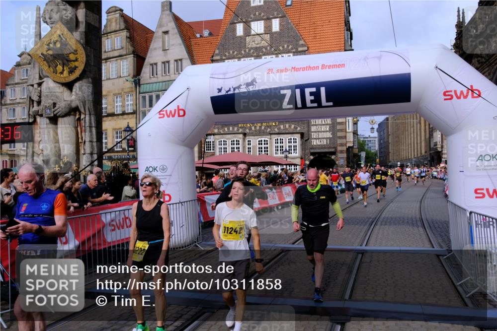13.09.2026 - 21. swb-Marathon Bremen Tim E. http://msf.ph/oto/10311858 13.09.2026 10:53:53 Ziel 10141, 10174, 10222, 10227, 10478, 10479, 10626, 10821, 10838, 10845, 10886, 10905, 11242, 11446, 11502, 11590, 11800, 11950, 12056, 12119, 12308, 12331, 12341, 13597 meine-sportfotos.de