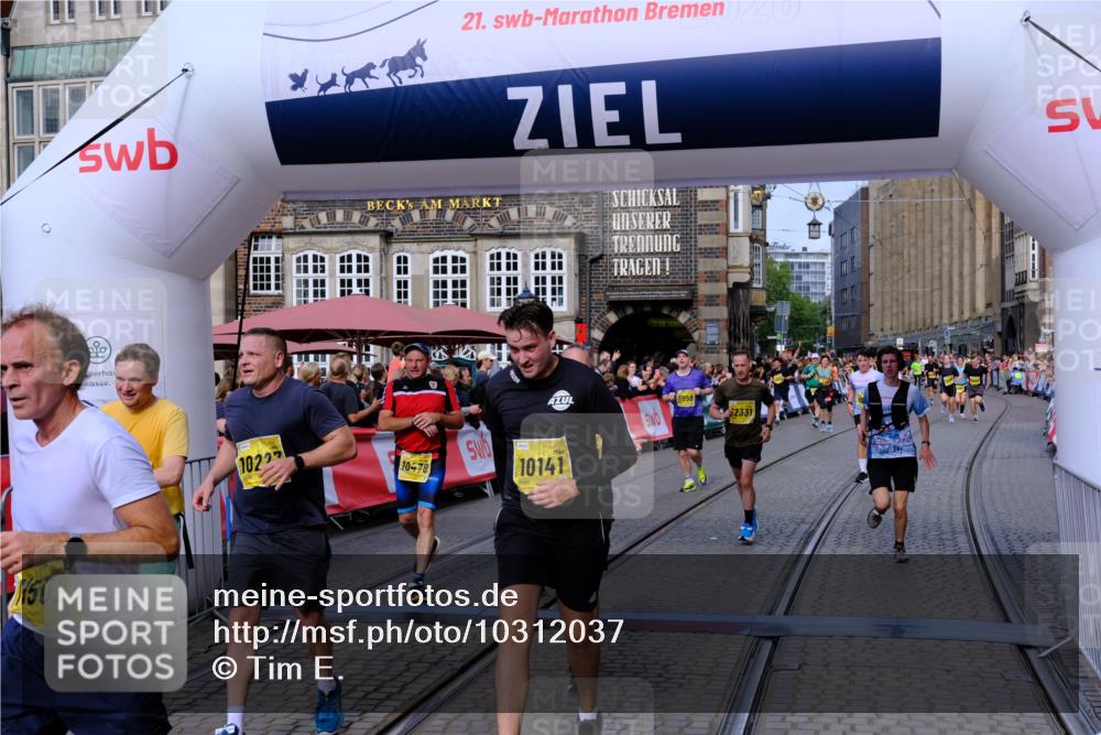 13.09.2026 - 21. swb-Marathon Bremen Tim E. http://msf.ph/oto/10312037 13.09.2026 10:53:58 Ziel 10141, 10174, 10222, 10227, 10478, 10479, 10626, 10684, 10685, 10838, 10845, 10905, 11242, 11446, 11489, 11502, 11596, 11800, 11950, 12119, 12331, 12341, 12405, 12492, 13597 meine-sportfotos.de