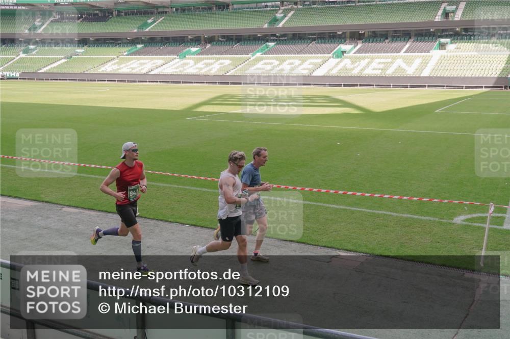 13.09.2026 - 21. swb-Marathon Bremen Michael Burmester http://msf.ph/oto/10312109 13.09.2026 12:47:52 Laufen im Stadion 382, 384, 538, 604, 621, 826, 868, 889, 1349, 1554, 1872, 1925, 2021, 2266, 2538, 2605, 2646, 2809, 2844, 2956, 3110, 3118, 3127, 3196, 3242, 3284, 3297, 3424, 3466, 3520, 3794, 3910, 4025, 4236, 4239, 4614, 4712, 4729, 4777, 4808, 4992, 5024, 5283, 5725, 5803, 5976, 6025, 6053, 6058, 6686, 6708, 6784, 6815, 6951, 7064, 7102, 7399, 7538, 7636, 7803, 7814, 7871, 8060, 8334, 8611, 8621, 8706, 8877, 8973, 8980, 8981, 8983, 9010, 9061, 9429, 9544, 9689, 9813, 9918, 9934 meine-sportfotos.de