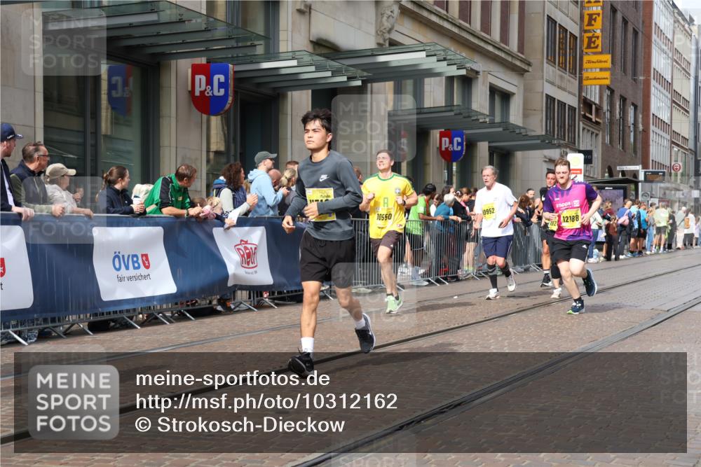 13.09.2026 - 21. swb-Marathon Bremen Strokosch-Dieckow http://msf.ph/oto/10312162 13.09.2026 10:55:36 Ziel 10243, 10298, 10374, 10423, 10550, 10690, 10703, 10809, 10952, 11510, 11790, 11972, 12061, 12108, 12125, 12143, 12188, 12484, 13565, 10203, 10256, 10297, 10379, 10423, 10529, 10725, 10788, 10809, 10881, 11377, 11414, 11466, 11557, 11748, 11862, 11910, 11941, 11975, 11977, 12030, 12125, 12150, 12188, 12218, 12258, 12348 meine-sportfotos.de