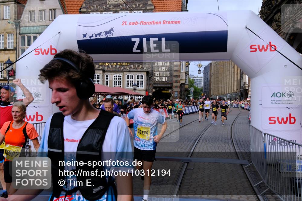 13.09.2026 - 21. swb-Marathon Bremen Tim E. http://msf.ph/oto/10312194 13.09.2026 10:54:01 Ziel 10141, 10174, 10222, 10227, 10255, 10478, 10479, 10626, 10684, 10685, 10838, 10845, 10905, 11242, 11446, 11489, 11502, 11596, 11800, 11950, 12119, 12331, 12341, 12405, 12492, 12515, 13597 meine-sportfotos.de