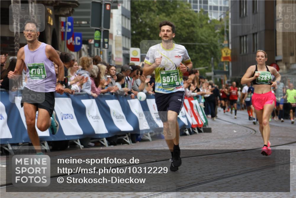 13.09.2026 - 21. swb-Marathon Bremen Strokosch-Dieckow http://msf.ph/oto/10312229 13.09.2026 13:04:37 Ziel 650, 3284, 3424, 4110, 4239, 6815, 7871, 9813, 1712, 2646, 5283, 5674, 7538, 7814, 8054, 8701, 9070, 9306, 9689, 13187 meine-sportfotos.de