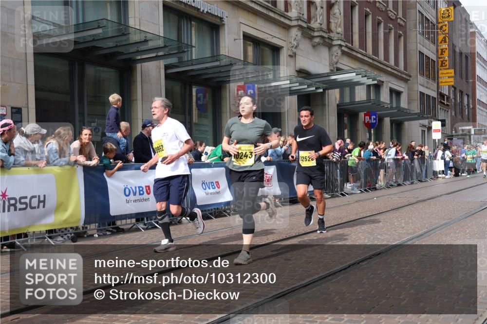 13.09.2026 - 21. swb-Marathon Bremen Strokosch-Dieckow http://msf.ph/oto/10312300 13.09.2026 10:55:39 Ziel 10243, 10298, 10365, 10374, 10690, 10703, 10949, 10952, 10957, 11219, 11790, 11972, 12061, 12108, 12143, 12476, 12484, 13565, 10203, 10243, 10256, 10297, 10379, 10423, 10529, 10550, 10725, 10788, 10809, 10881, 11377, 11414, 11510, 11557, 11748, 11862, 11941, 11975, 11977, 12030, 12125, 12150, 12188, 12218, 12258, 12348 meine-sportfotos.de