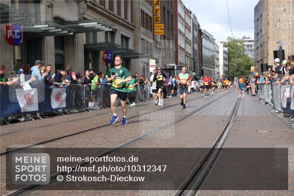 13.09.2026 - 21. swb-Marathon Bremen Strokosch-Dieckow http://msf.ph/oto/10312347 13.09.2026 10:55:43 Ziel 10246, 10298, 10365, 10374, 10690, 10703, 10949, 10957, 10960, 11219, 11782, 11790, 11972, 12061, 12143, 12476, 12484, 13565, 10203, 10243, 10256, 10297, 10379, 10423, 10529, 10550, 10725, 10788, 10809, 10881, 10952, 11377, 11414, 11510, 11557, 11748, 11862, 11941, 11975, 11977, 12030, 12108, 12125, 12150, 12188, 12258, 12348 meine-sportfotos.de