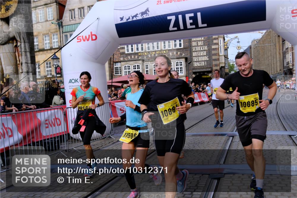 13.09.2026 - 21. swb-Marathon Bremen Tim E. http://msf.ph/oto/10312371 13.09.2026 10:54:07 Ziel 10141, 10174, 10227, 10255, 10478, 10579, 10684, 10685, 10708, 10838, 10905, 11206, 11489, 11502, 11596, 11950, 12075, 12244, 12331, 12341, 12356, 12405, 12435, 12492, 12515, 13597 meine-sportfotos.de