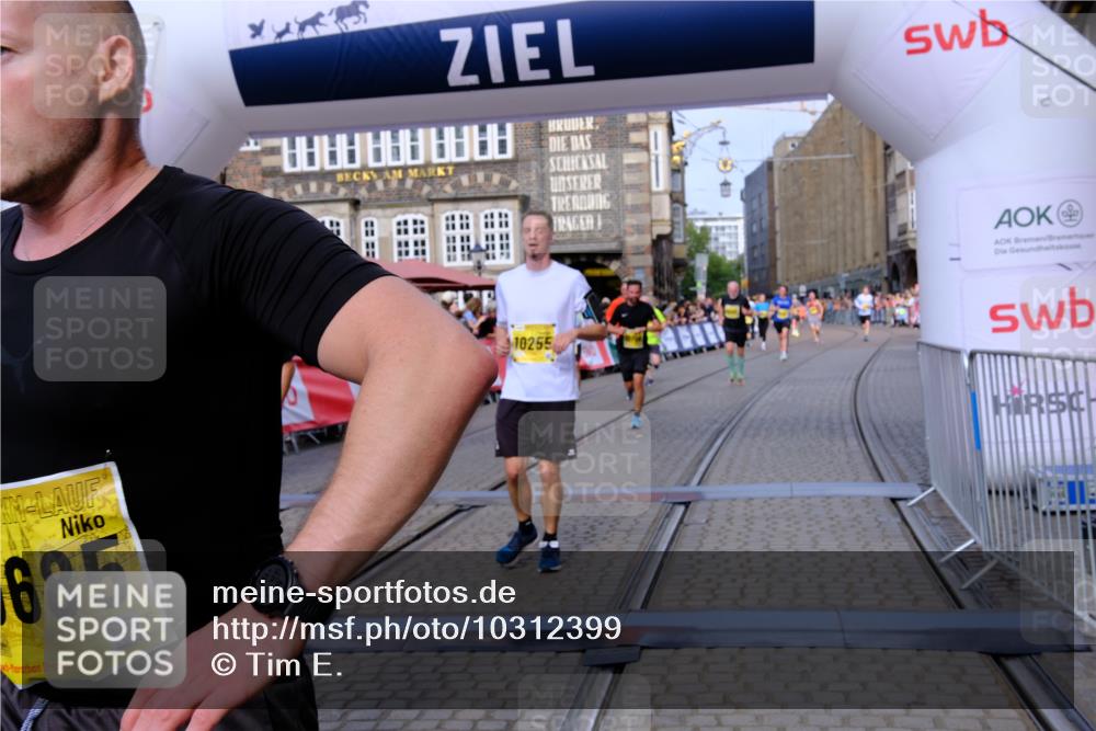 13.09.2026 - 21. swb-Marathon Bremen Tim E. http://msf.ph/oto/10312399 13.09.2026 10:54:08 Ziel 10141, 10174, 10227, 10255, 10478, 10579, 10684, 10685, 10708, 10838, 10905, 10947, 11206, 11489, 11502, 11596, 11950, 12075, 12244, 12331, 12341, 12356, 12405, 12435, 12492, 12515, 13597 meine-sportfotos.de