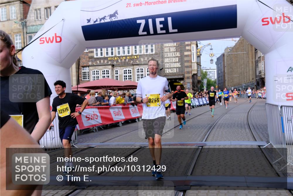 13.09.2026 - 21. swb-Marathon Bremen Tim E. http://msf.ph/oto/10312429 13.09.2026 10:54:09 Ziel 10141, 10174, 10227, 10255, 10478, 10579, 10684, 10685, 10708, 10838, 10905, 10947, 11010, 11206, 11489, 11596, 11950, 12075, 12244, 12331, 12341, 12356, 12405, 12435, 12492, 12515, 13531, 13597 meine-sportfotos.de
